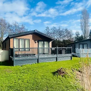 Beryl With Hot Tub Holiday home York