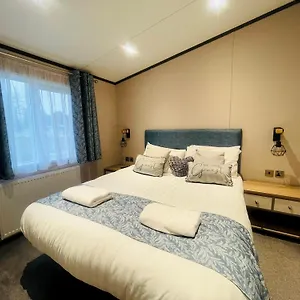 Ailsa With Hot Tub Holiday home York